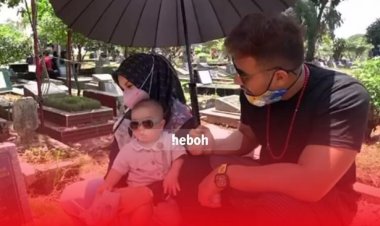 Irish Bella dan Ammar Zoni Ajak Baby Air ke Makam Kakak Kembarnya