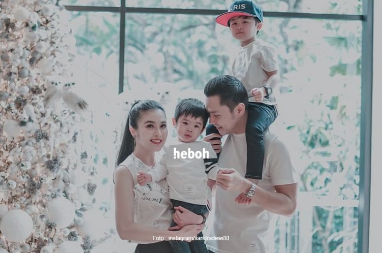 Suami dan Anak Pertama Sandra Dewi Jadi Brand Ambassador Ferrari Roma