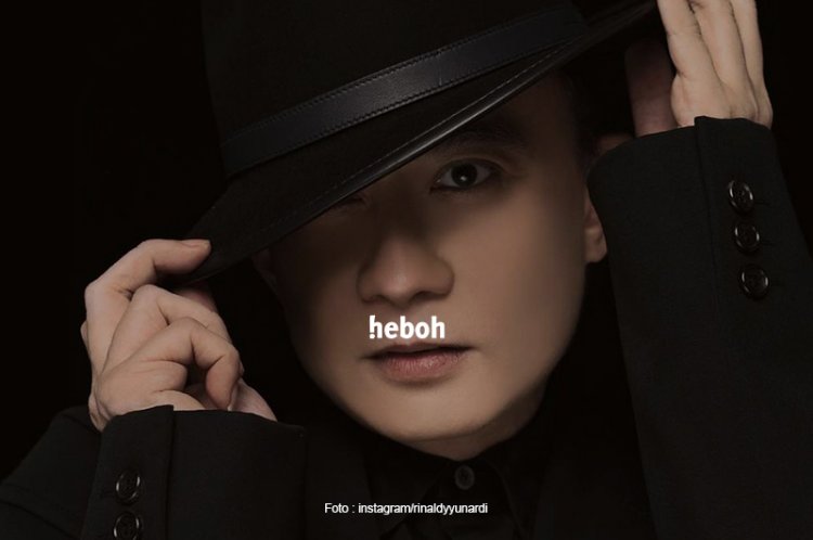 Karya Desainer Indonesia Rinaldy Yunardi Dipakai Selebriti Ternama Paris Hilton