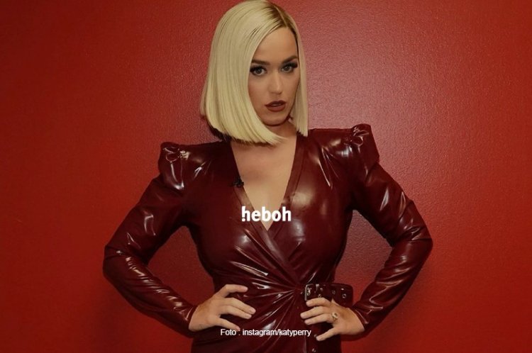 Alat Tes Swab Jadi Anting, Gaya Katy Perry Tuai Atensi