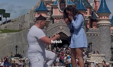 Viral Staf Disneyland Interupsi Lamaran Romantis Sepasang Kekasih