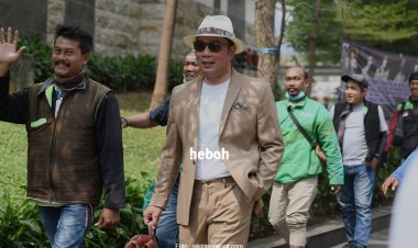 Bergaya Bak Model, Ridwan Kamil Ikut Berpose di Citayam Fashion Week