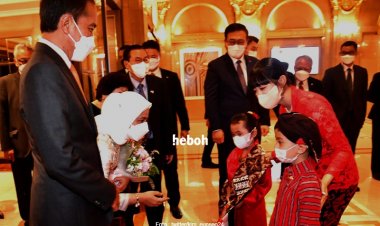 Tuai Pujian, Dita Karang Sambut Presiden Jokowi di Seoul dengan Kenakan Kebaya dan Bahasa Jawa