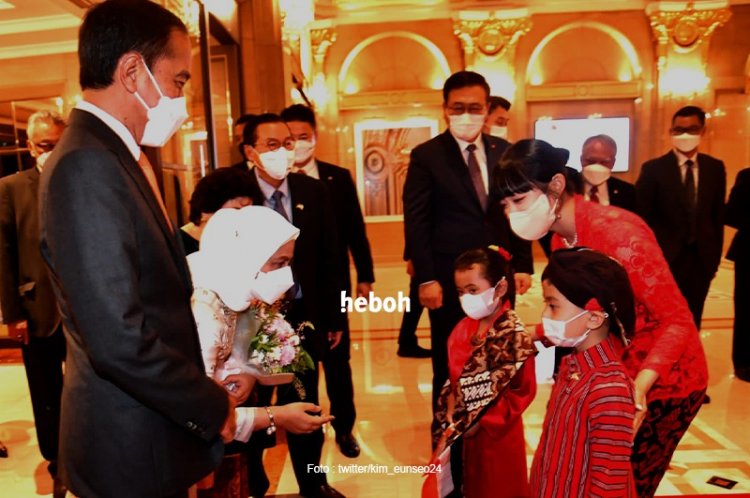Tuai Pujian, Dita Karang Sambut Presiden Jokowi di Seoul dengan Kenakan Kebaya dan Bahasa Jawa