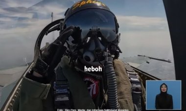 Formasi Pesawat Tempur TNI AU dan Bendera Raksasa Tutup Upacara Peringata HUT RI