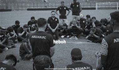 Tabur Bunga di Kanjuruhan, Pemain dan Pelatih Arema Menangis