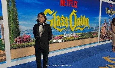 Hadiri Penayangan "Glass Onion: A Knives Out Mystery", Iqbaal Ramadhan Wawancara Produser hingga Para Pemerannya
