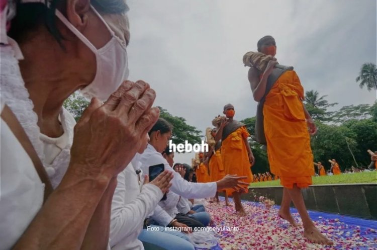 Ratusan Umat Buddha Ikuti Ritual Dhutanga Pabajja Samanera ke Borobudur