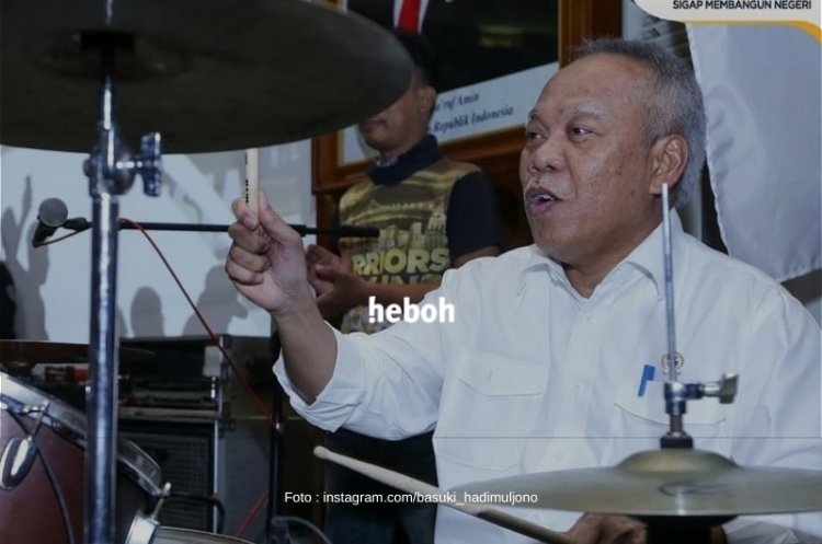 Serba Bisa, Menteri PUPR Pak Bas Jadi Drummer Band Kotak