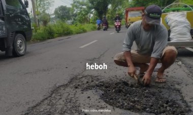 Demi Keselamatan Putrinya, Tukang Becak di Lamongan Tambal Jalan Seorang Diri