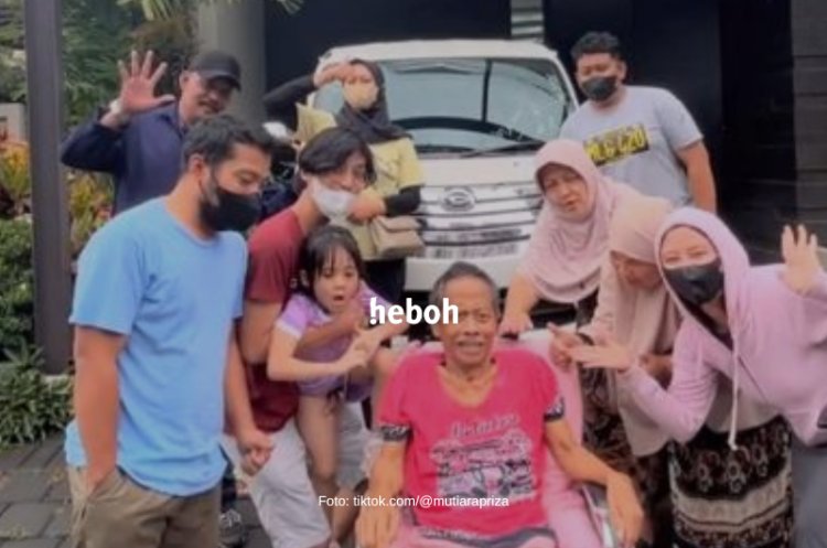 Viral Kisah Anak Belikan Mobil Ambulance untuk Ayahnya yang Sakit, Buat Netizen Terharu