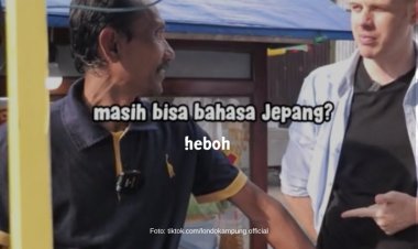 Promo Buy 1 Get 1 Untuk yang Berani Bicara Bahasa Asing, Tukang Bubur Kacang Ijo Ini Kembali Viral