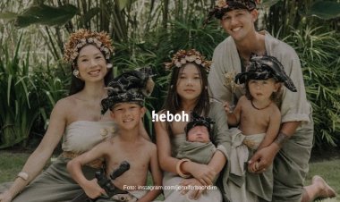 Bagi-bagi Takjil Dipinggir Jalan Bersama Sang Anak, Jennifer Bachdim Tuai Pujian