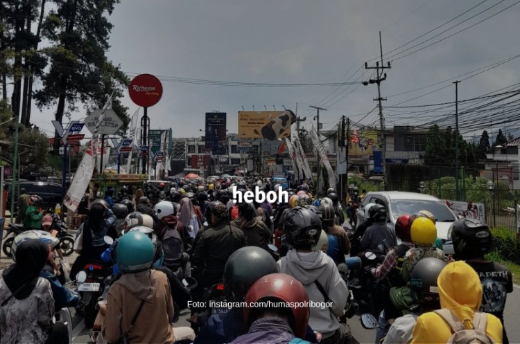 160 Ribu Kendaraan Padati Puncak Bogor, Macet hingga 15 Jam