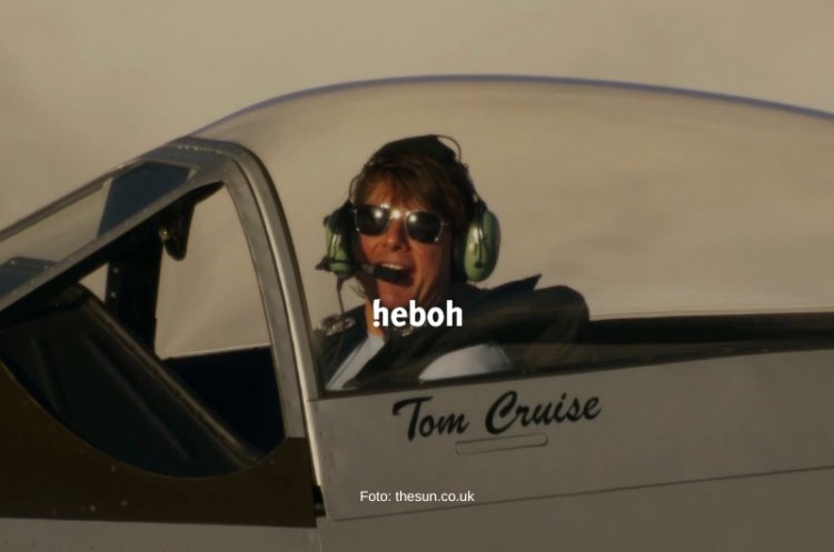 Tom Cruise Buat Kejutan dengan Naik Pesawat Tempur di Konser Penobatan Raja Charles III