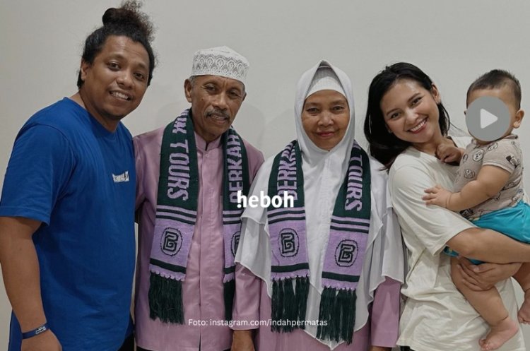 Tuai Pujian Netizen, Indah Permatasari Berangkatkan Orang Tua Arie Kriting Umrah