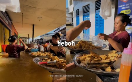 Meski Ratusan Rumah Terendam Banjir, Penjual Gorengan Ini Tetap Jualan dan Ramai Pembeli
