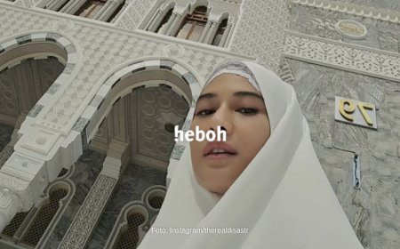 Dian Sastrowardoyo Tampil Menawan dengan Hijab Putih saat Umrah, Netizen: Bidadari Surga
