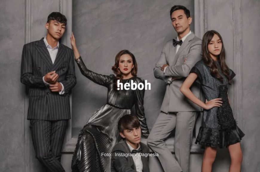 So Sweet! Darius Sinathrya dan Donna Agnesia Dapat Hadiah Ultah Pernikahan dari Ketiga Anaknya