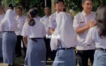 Viral! Guru SMAN 3 Surakarta Bagi-bagi THR ke Murid saat Hari Pertama Masuk Sekolah