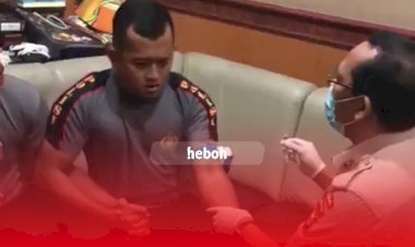 Tak Selalu Gagah Berani, Polisi Ini Ketakutan Saat Hendak Disuntik