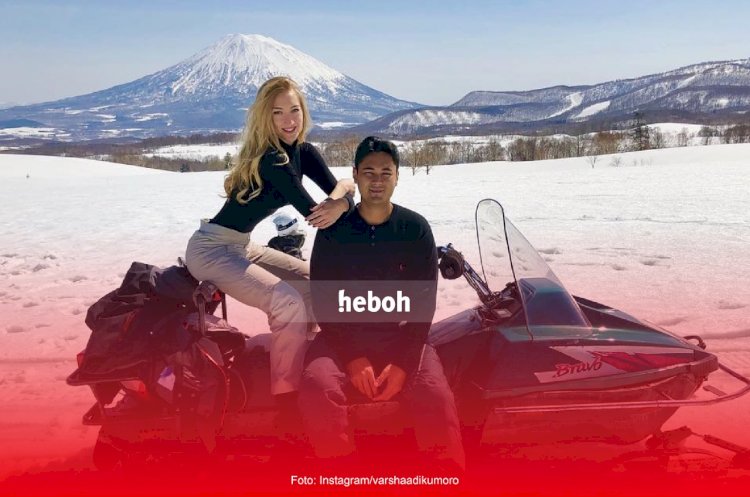 Potret Kemesraan Pandji Triatmojo Bersama Sang Istri